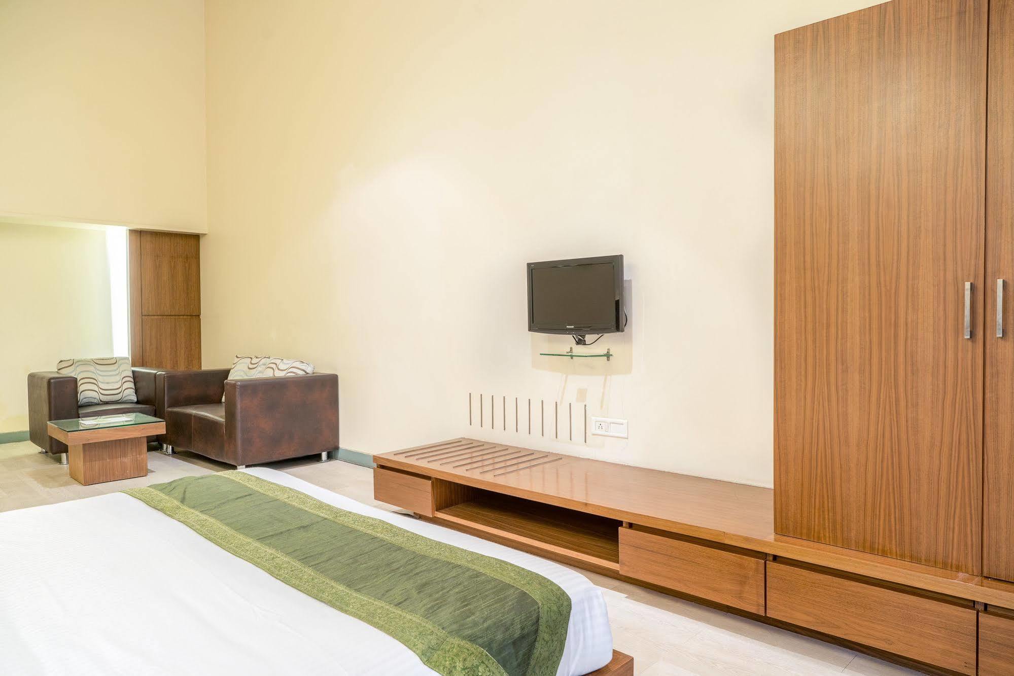 Mint Koregaon Park Next To Osho Ashram Pune Exteriör bild